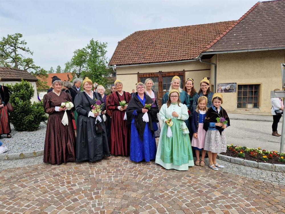 Eine Gruppe von Menschen in Roben und Mützen posiert für ein Foto